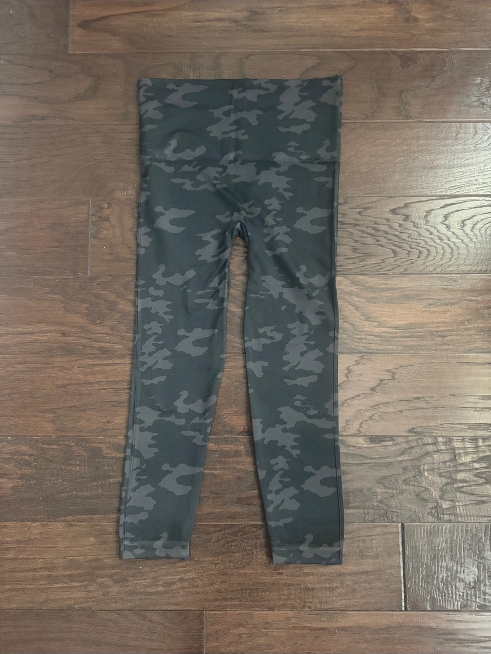 NWOT SPANX 20099R Camo Leggings Cropped Women's Large